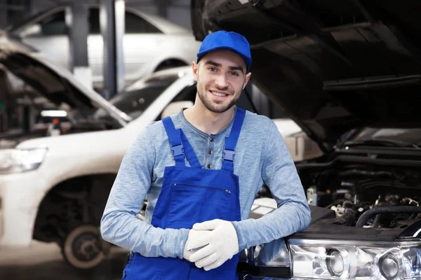 Junger Mechaniker mit blauer Mütze — Stockfoto