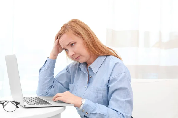 Mujer con dolor de cabeza — Foto de Stock