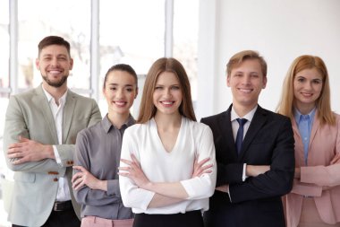 Bir grup insan iş tanıtımı