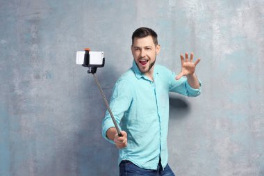 Genç adam alarak selfie