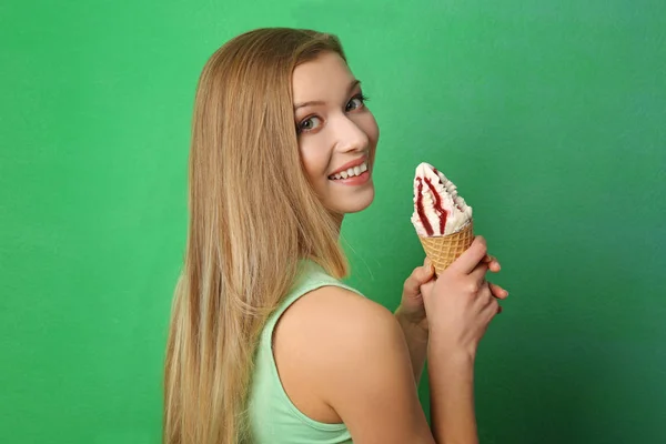 Vacker ung kvinna med glass på färgbakgrund — Stockfoto