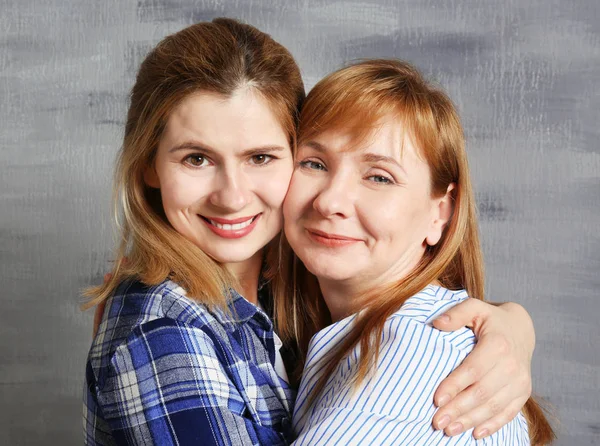 Jonge vrouw met moeder — Stockfoto