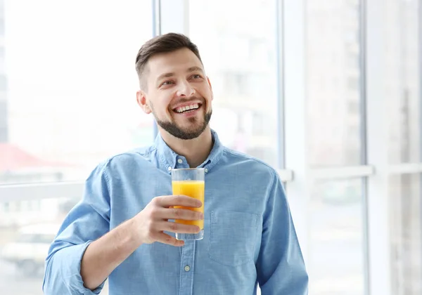 Hombre guapo con jugo — Foto de Stock