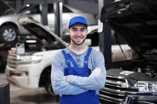 Joven mecánico con brazos cruzados —  Fotos de Stock