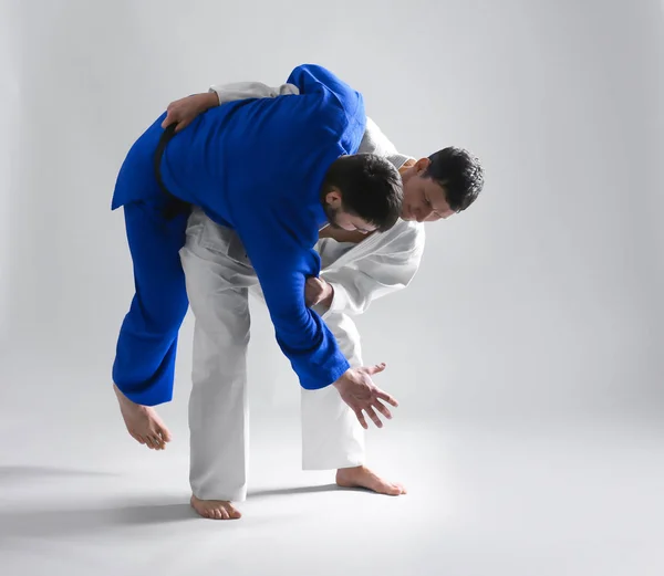 Hombres practicando artes marciales — Foto de Stock