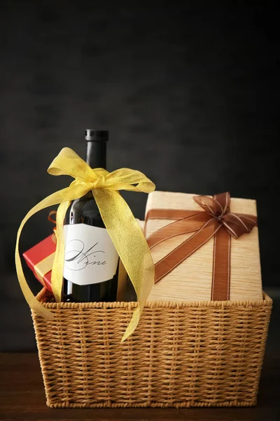 Μπουκάλι κρασί με κουτιά δώρων — Φωτογραφία Αρχείου