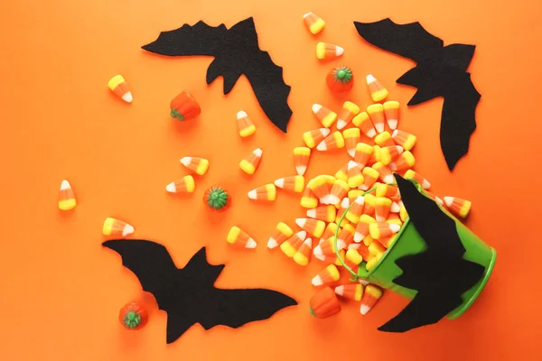 Chutné bonbóny a Halloween výzdoba — Stock fotografie
