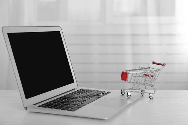 Laptop met mini markt trolley — Stockfoto