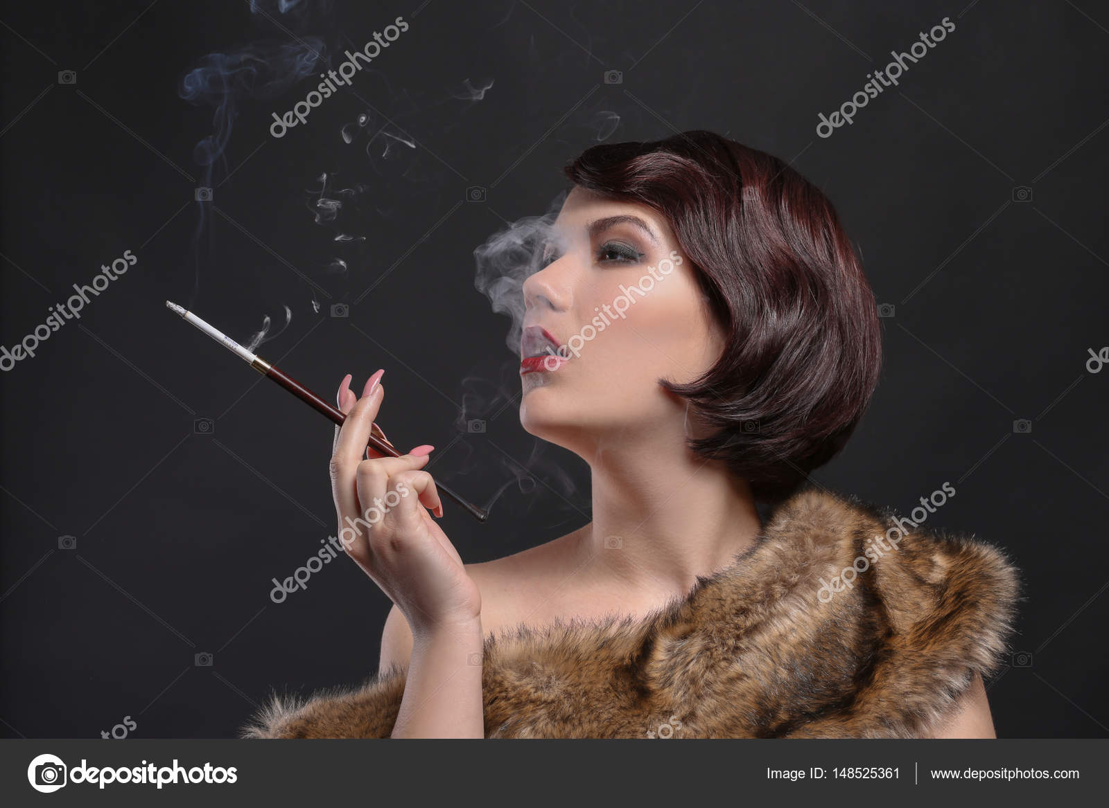 Femme fumeur avec porte-cigarette image libre de droit par belchonock ©  #148527791