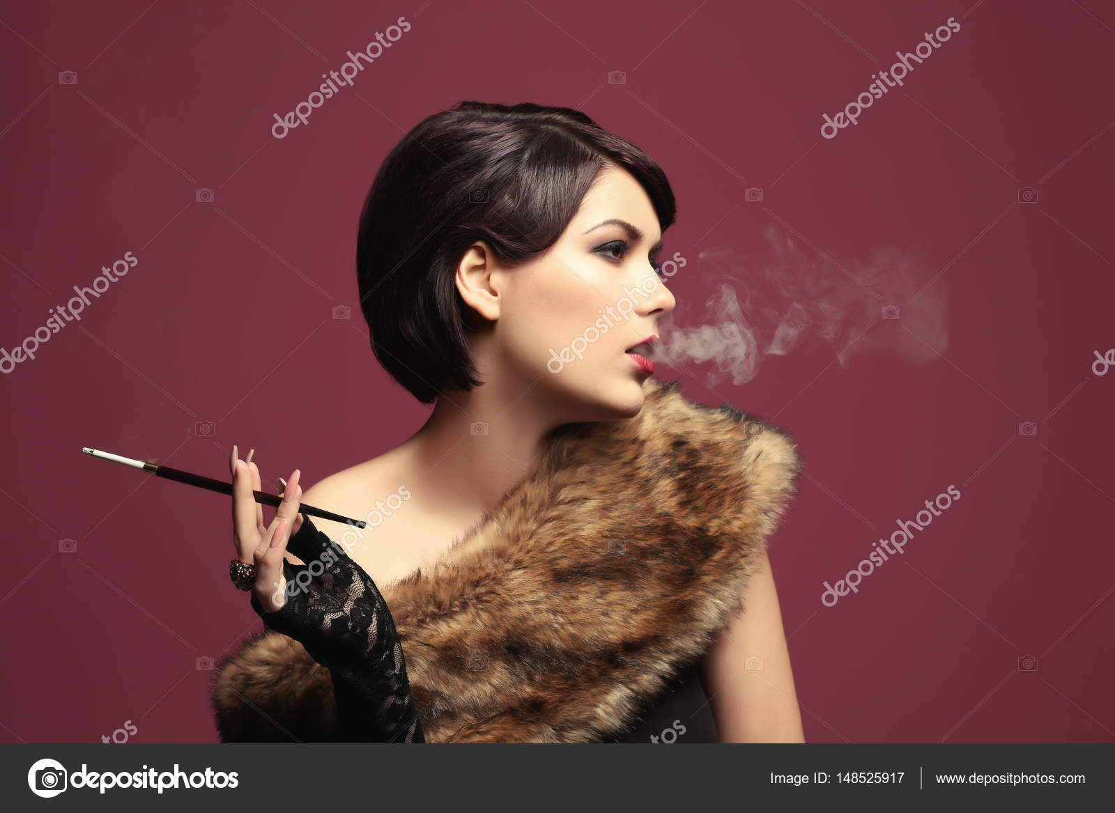 Femme fumeur avec porte-cigarette image libre de droit par belchonock ©  #148525917
