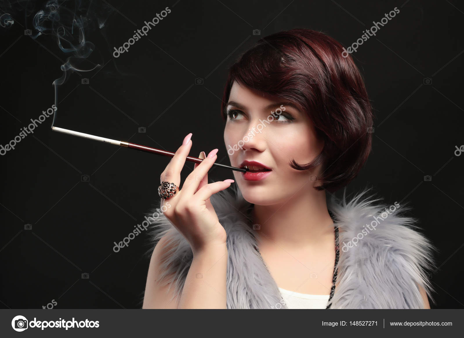 Femme fumeur avec porte-cigarette image libre de droit par belchonock ©  #148527271