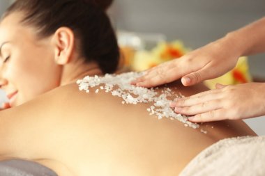 Genç kadın masaj yaptırıyor. 