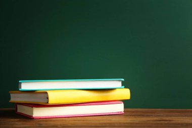 Kara tahta zemin üzerine kitaplar