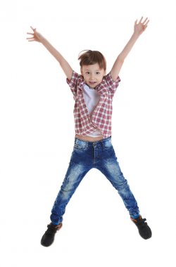 schattige jongen springen op witte achtergrond