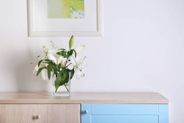 Masada vazoda güzel beyaz lilyum