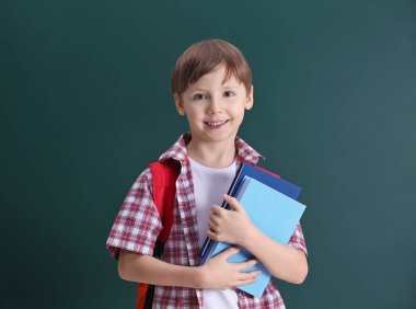 Sevimli küçük çocuk okul yazı tahtası arka plan üzerinde