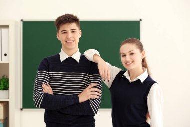 Öğrenciler sınıfta neşeyle gülümseyen