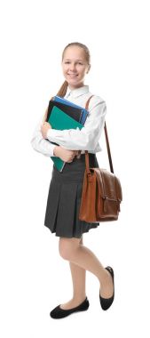 Sevimli kız okulda beyaz arka plan üzerinde üniforma