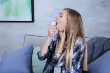 Boğaz spreyi evde kullanan hasta genç kadın