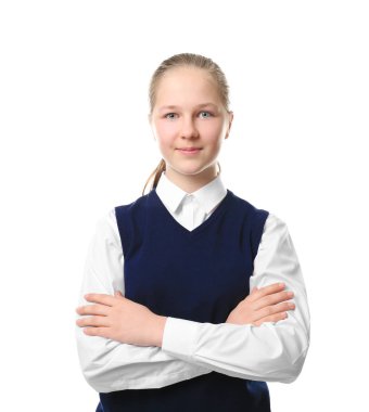 Sevimli kız okulda beyaz arka plan üzerinde üniforma