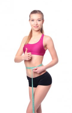 Diyet kavramı. Beyaz arka plan kasette ölçme ile genç güzel kadın