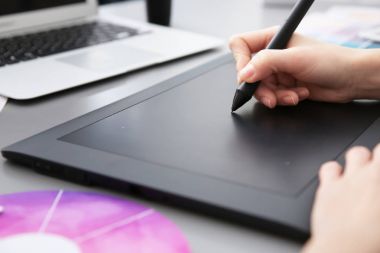 Genç tasarımcı grafik tablet, portre çizimleri çizim