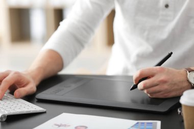 erkek ellerini kullanarak grafik tablet