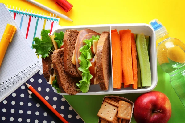 Almoço escolar e artigos de papelaria na mesa — Fotografia de Stock