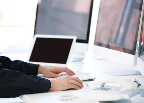 Hands of security guard in surveillance room — Stock Photo, Image