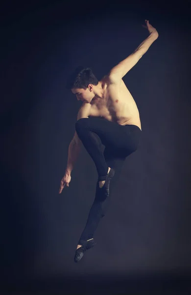 Красивый балетный танцор — стоковое фото
