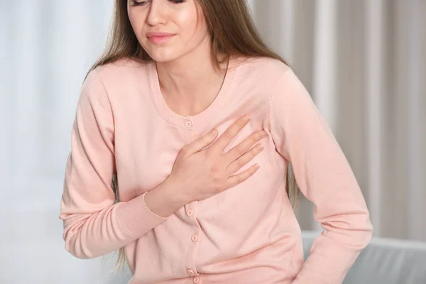 Girl having a heart attack at home — Stock Photo, Image