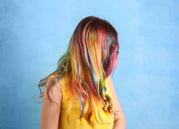 Mulher com cabelo tingido colorido — Fotografia de Stock