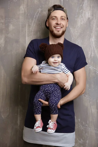 Padre posando con linda hija bebé sobre fondo grunge —  Fotos de Stock