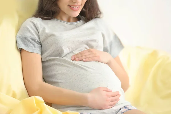 Belle femme enceinte se reposant à la maison, gros plan — Photo