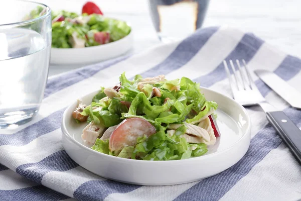 Placa con ensalada de pollo —  Fotos de Stock