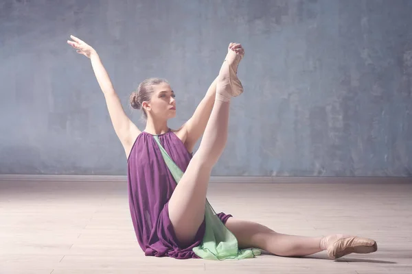 Jovem bela bailarina — Fotografia de Stock