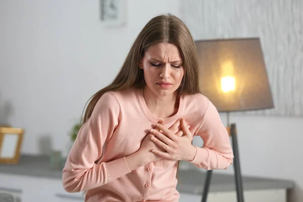 Chica teniendo un ataque al corazón en casa —  Fotos de Stock