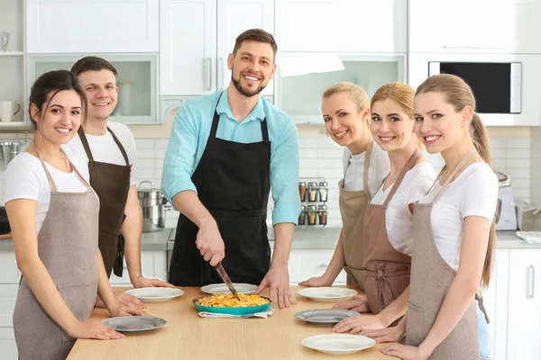 Kucharz Męski Grupa Ludzi Smaczne Ciasto Lekcje Gotowania — Zdjęcie stockowe