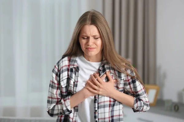 Girl having a heart attack at home — Stock Photo, Image