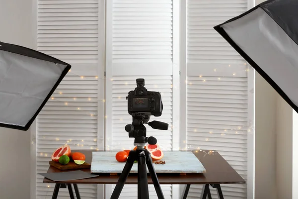 Macchina fotografica professionale su treppiede durante le riprese di cibo — Foto Stock