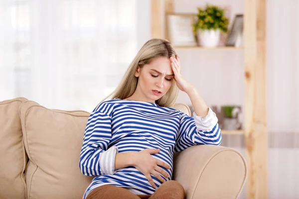 Wanita hamil muda menderita sakit kepala di rumah — Stok Foto