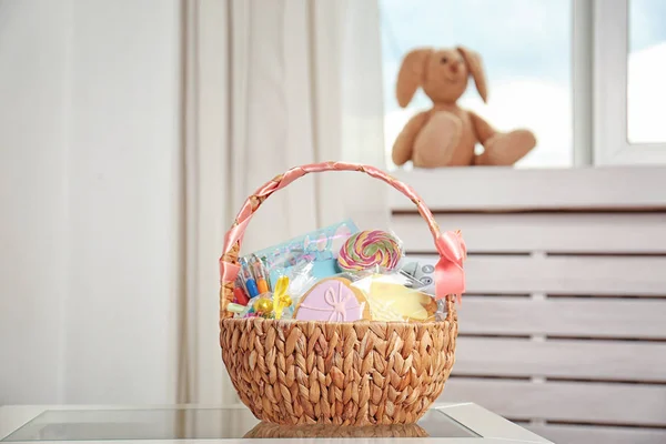 Húsvéti kosár édességek — Stock Fotó