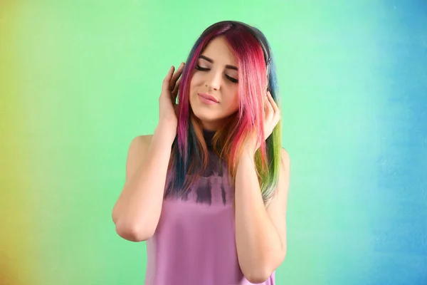 Mujer con el pelo teñido colorido —  Fotos de Stock