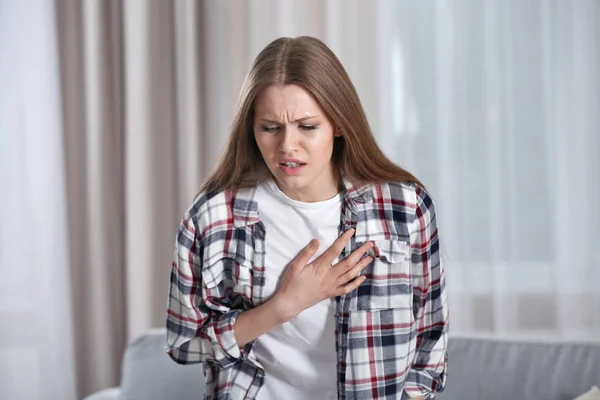 Menina tendo um ataque cardíaco em casa — Fotografia de Stock