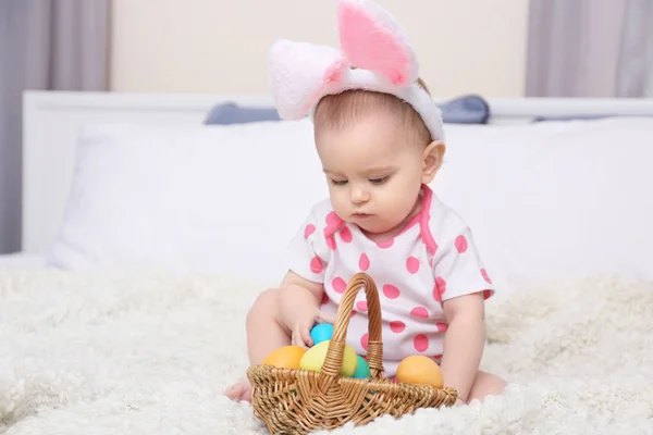 Bebé con orejas de conejo — Foto de Stock