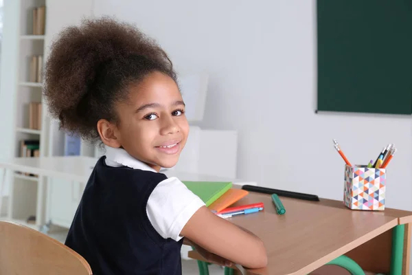 Porträtt av söt afroamerikansk flicka i klassrummet — Stockfoto