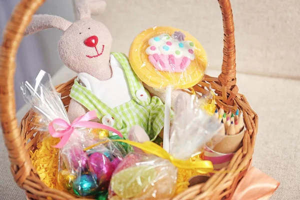 Húsvéti kosár édességek — Stock Fotó