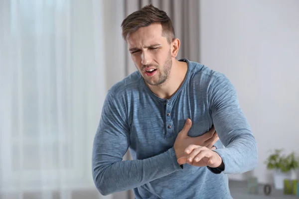 Hombre teniendo un ataque al corazón en casa —  Fotos de Stock