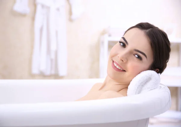 Mujer joven tomando baño — Foto de Stock