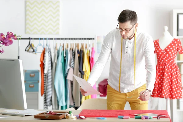 Junger männlicher Modedesigner am Arbeitsplatz — Stockfoto